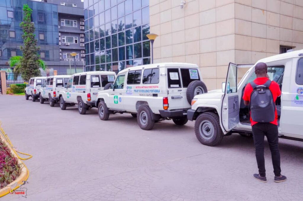 Dotation: des ambulances remises aux divisions provinciales de la santé