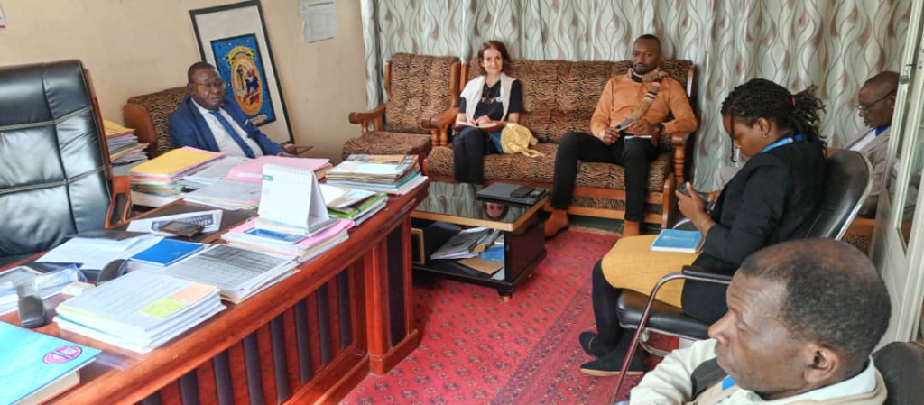 Sud Kivu 1 : Rappel des derniers réglages aux chefs d’établissement par le Proved Zono pour bien achever cette année scolaire.