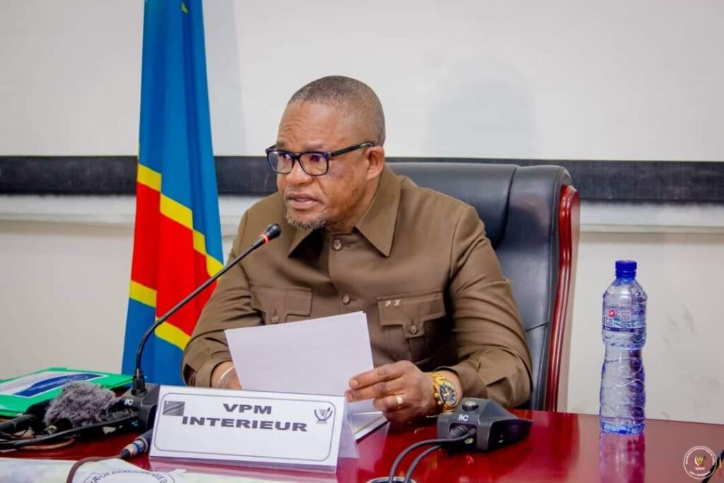 Conflit à l’Assemblée Provinciale de Kinshasa : Peter Kazadi intervient en sapeur pompier