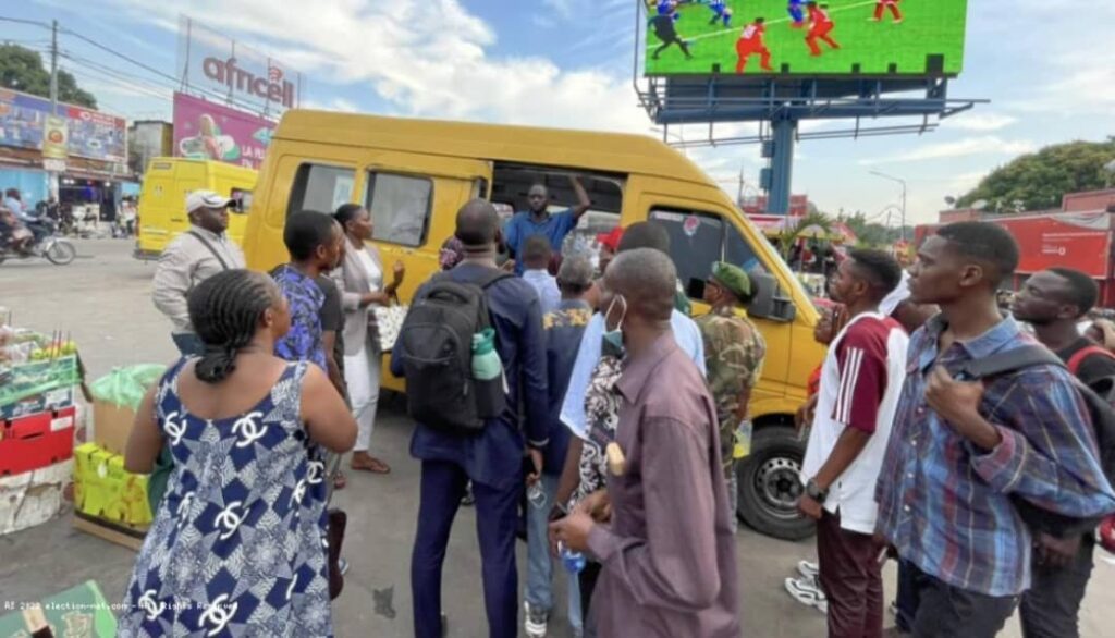 Kinshasa : Malgré la nouvelle grille tarifaire du transport en commun, les chauffeurs imposent la loi aux passagers